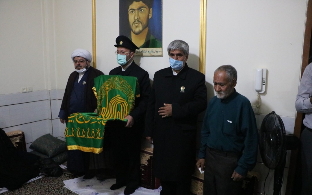 پرچم گنبد ملکوتی حضرت رضا (ع) در روستای ده زیار کرمان برافراشته شد+ تصاویر