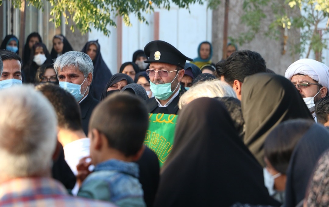 پرچم گنبد ملکوتی حضرت رضا (ع) در روستای ده زیار کرمان برافراشته شد+ تصاویر