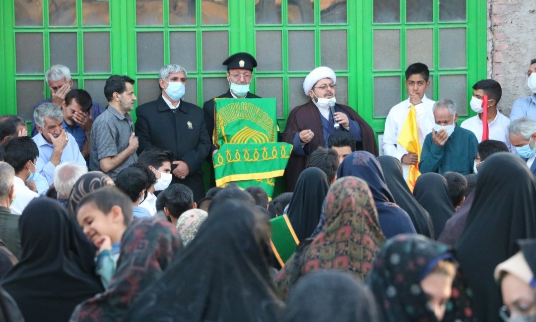 پرچم گنبد ملکوتی حضرت رضا (ع) در روستای ده زیار کرمان برافراشته شد+ تصاویر