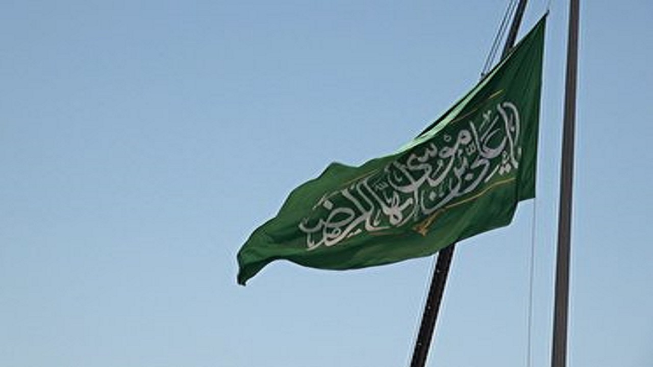اهتزاز پرچم متبرک رضوی در آسمان سمنان