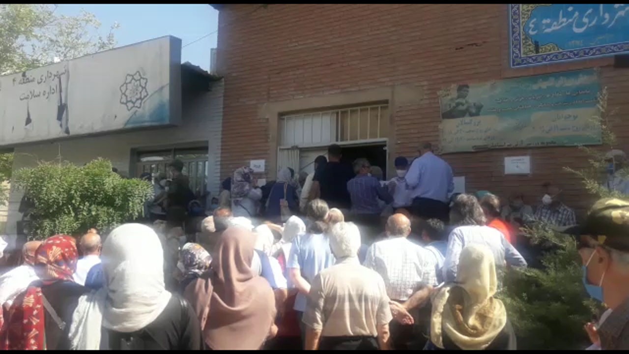 اینجا مرکز واکسیناسیون است؛ یا محل انتقال ویروس کرونا ؟! + فیلم