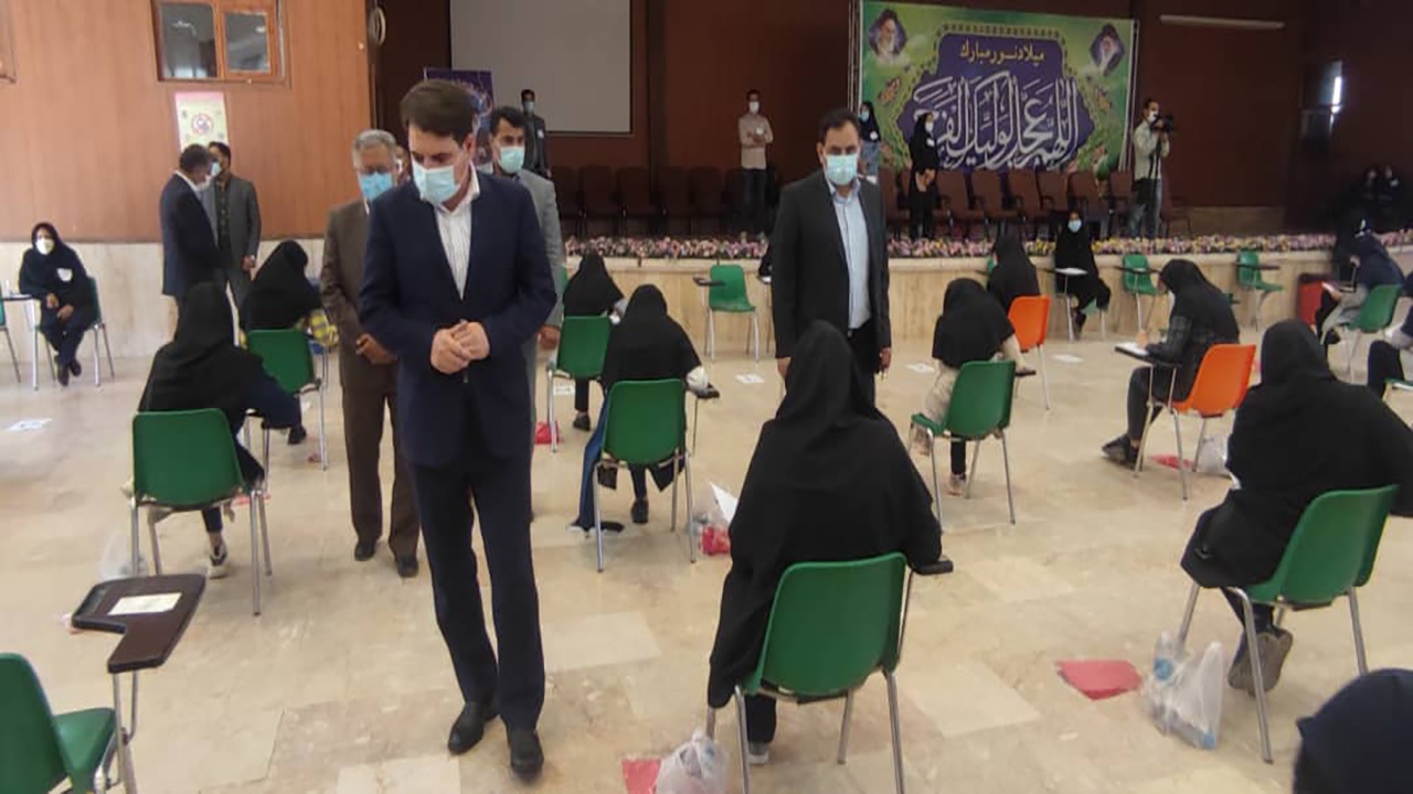 حضور استاندار کرمان در کنکور سراسری ۱۴۰۰