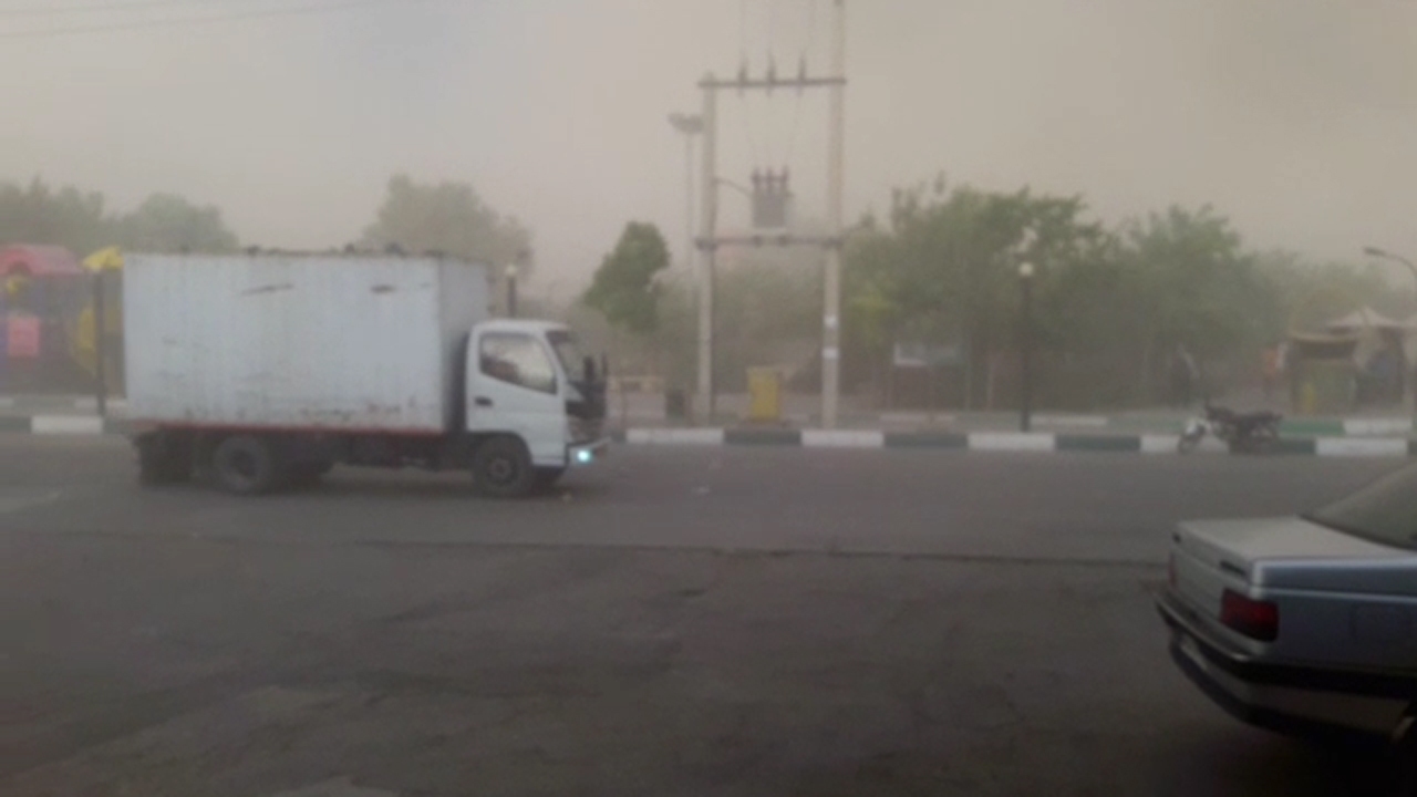 فیلمی از وزش شدید باد در روستای زمان‌آباد