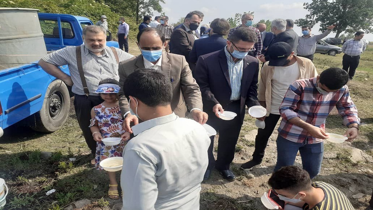 جشن رهاسازی بچه ماهیان سفید در رودخانه چمخاله + تصاویر