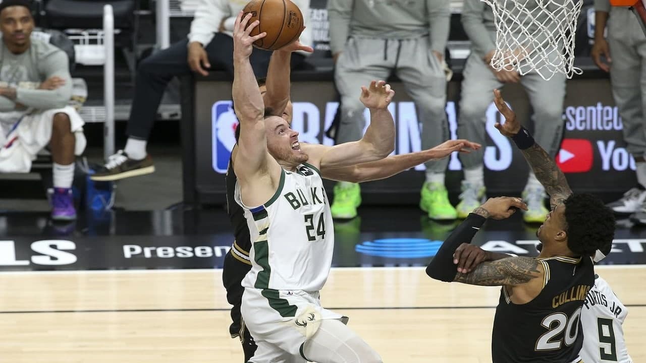 پلی آف لیگ بسکتبال NBA/ گوزن‌ها در یک قدمی صعود به فینال قرار گرفتند