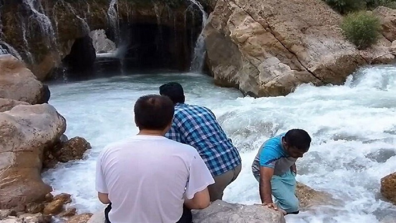 نجات ۳ گردشگر از غرق‌شدگی در رودخانه آب ملخ سمیرم