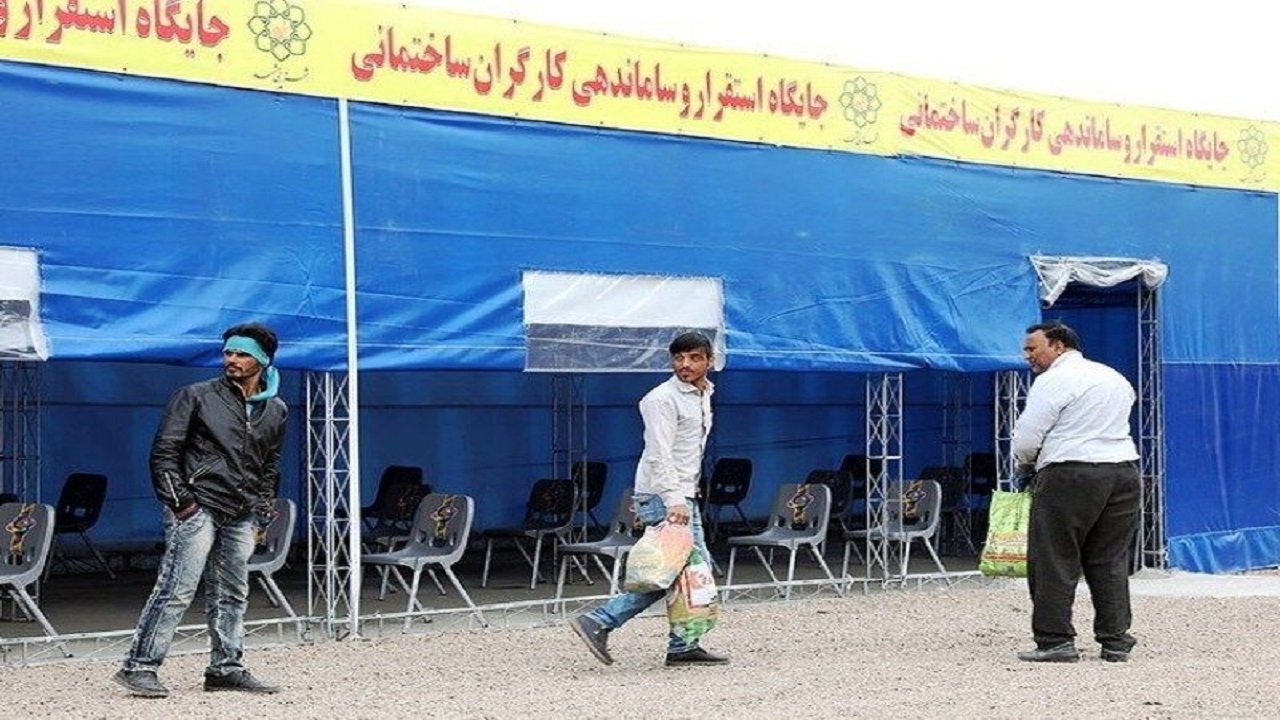تکدی گری کارگرنماها معضل این روزهای ایستگاه های «ایست کار» در مشهد