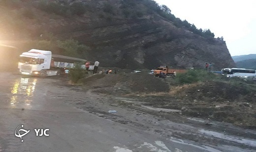 سیلاب در گلستان راه ترانزیتی را بست /به خانه های روستایی خسارت زد