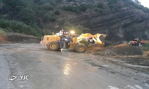 سیلاب در گلستان راه ترانزیتی را بست /به خانه های روستایی خسارت زد