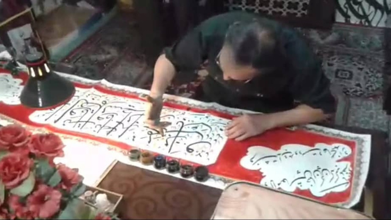 خلق اثر خوشنویسی با ناخن انگشت سبابه، به مناسبت بزرگداشت روز قلم + تصاویر
