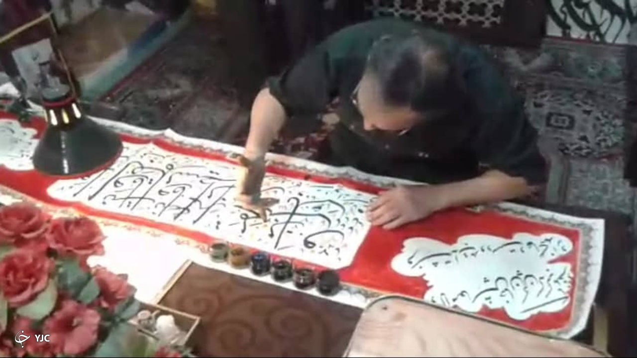 خلق اثر خوشنویسی با ناخن انگشت سبابه، به مناسبت بزرگداشت روز قلم 