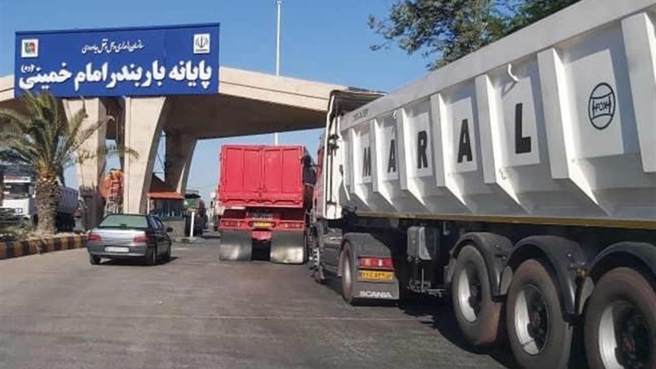 اعزام ماشین‌آلات راهداری فارس برای تخلیه کالا‌های اساسی به بندر امام (ره)