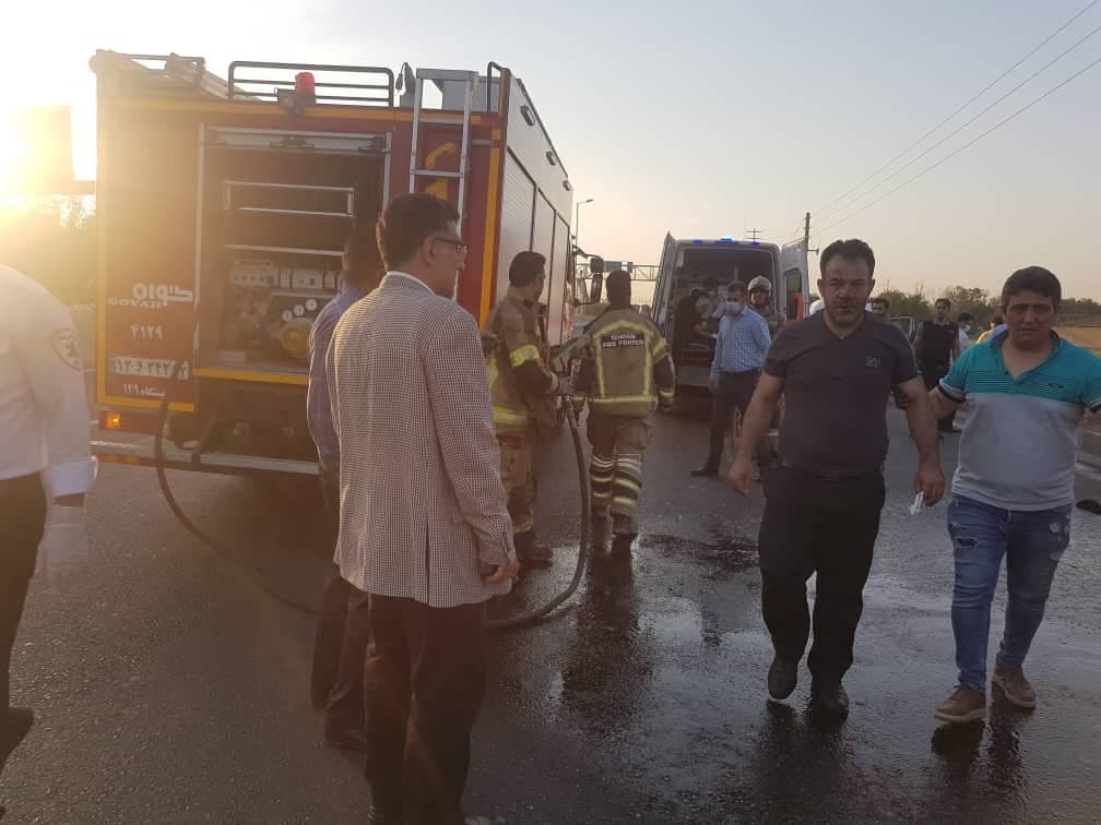 مینی بوس قدیمی با ۱۲ مسافر حادثه ساز شد