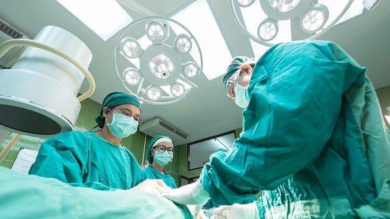 خارج کردن توده مو ۱.۵ کیلوگرمی از شکم کودک!