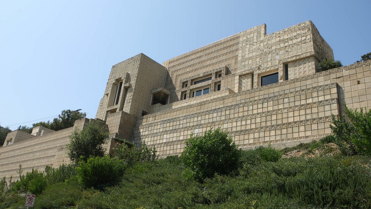 در حال تکمیل/////خانه&zwnj;هایی در تسخیر ارواح/ فیلم های دلهره آوری که فراتر از واقعیت اند.