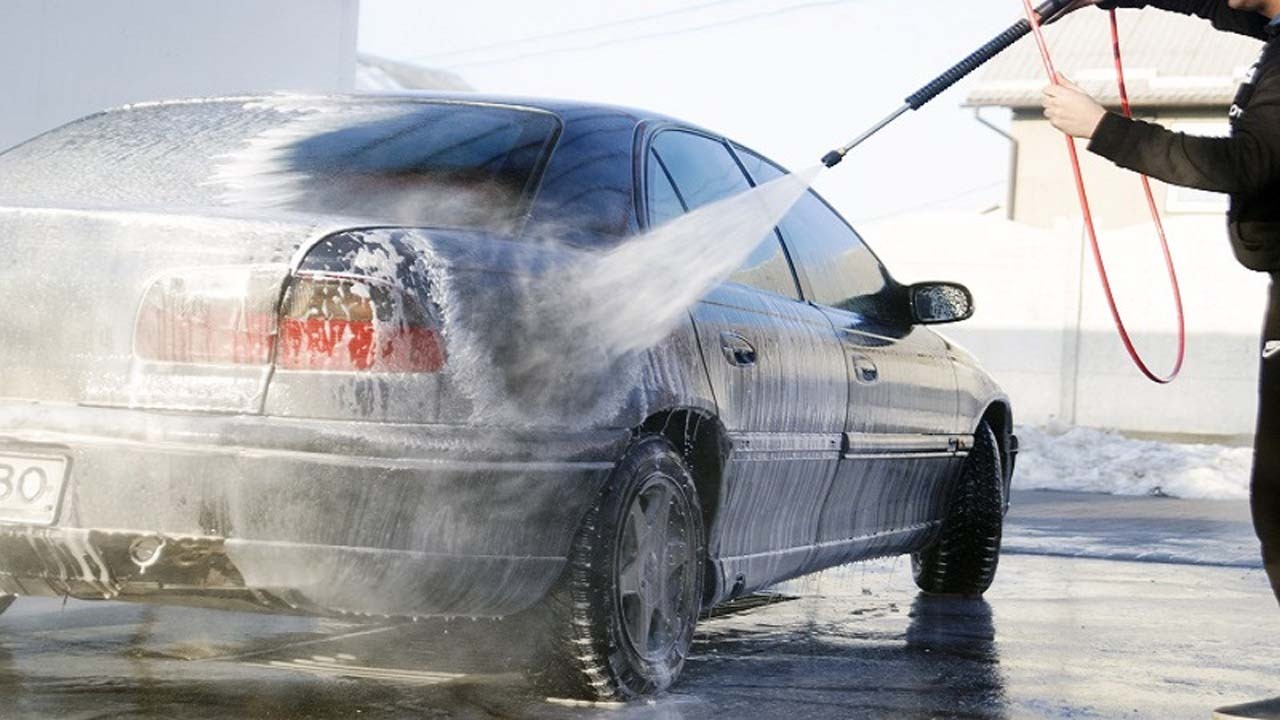 هدررفت مایع حیات توسط کارواش‌ها در بحران کم‌آبی