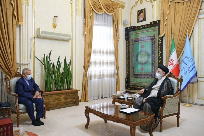 ۱۲ نفر از پاستور به دیدار رئیسی رفتند/ آنچه در جلسات وزرای دولت با رئیس جمهور منتخب گذشت ۱۲ نفر از پاستور به دیدار رئیسی رفتند/ آنچه در جلسات وزرای دولت با رئیس جمهور منتخب گذشت