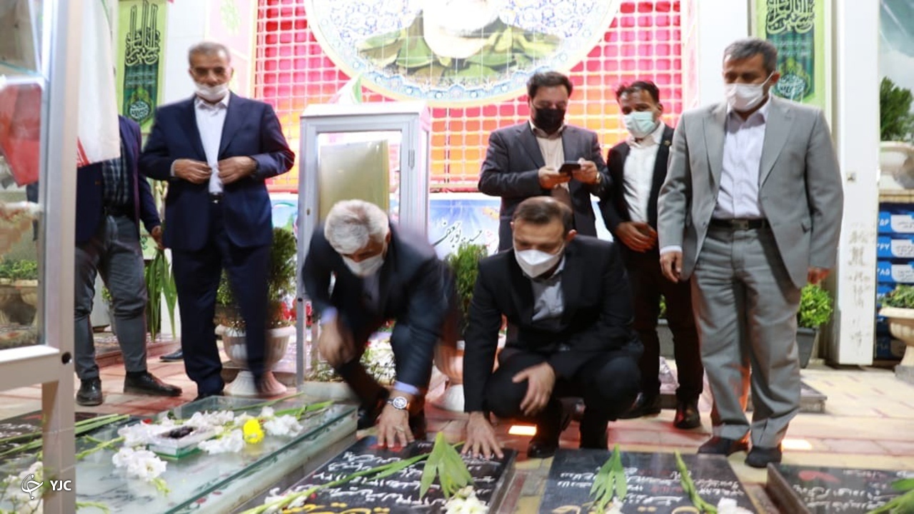 حضور عزیزی‌خادم بر سر مزار سردار دل‌ها