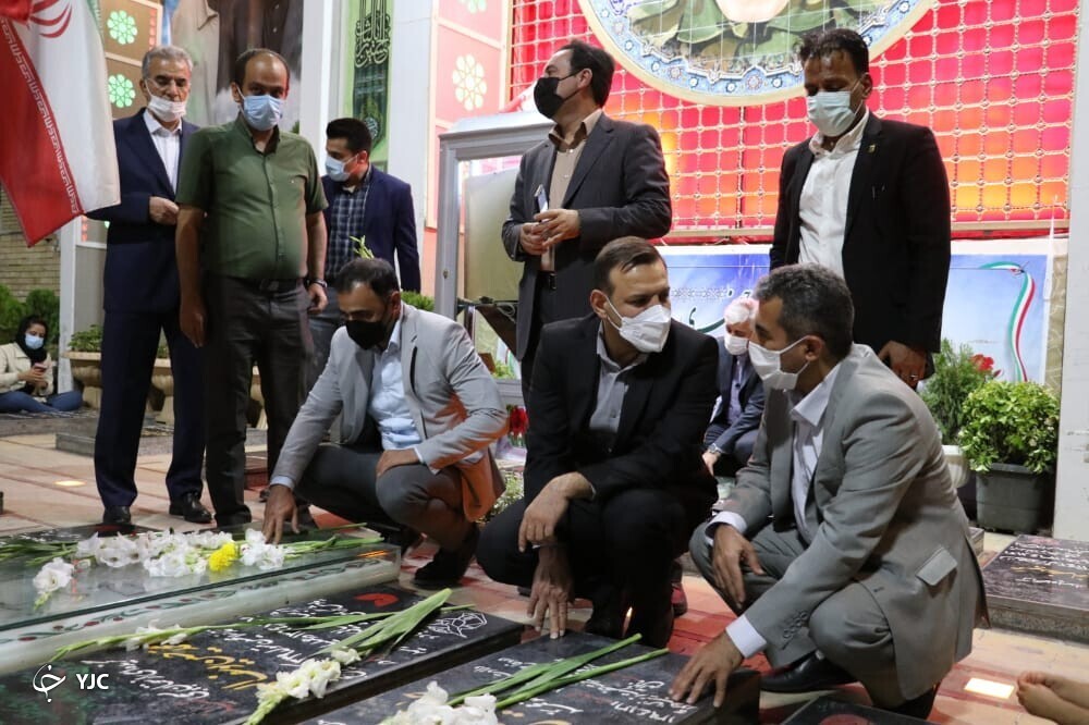 حضور عزیزی&zwnj;خادم بر سر مزار سردار دل&zwnj;ها
