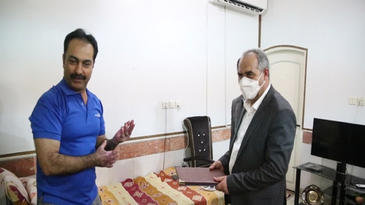 استاندار قم از آتش‌نشان فداکار عیادت کرد