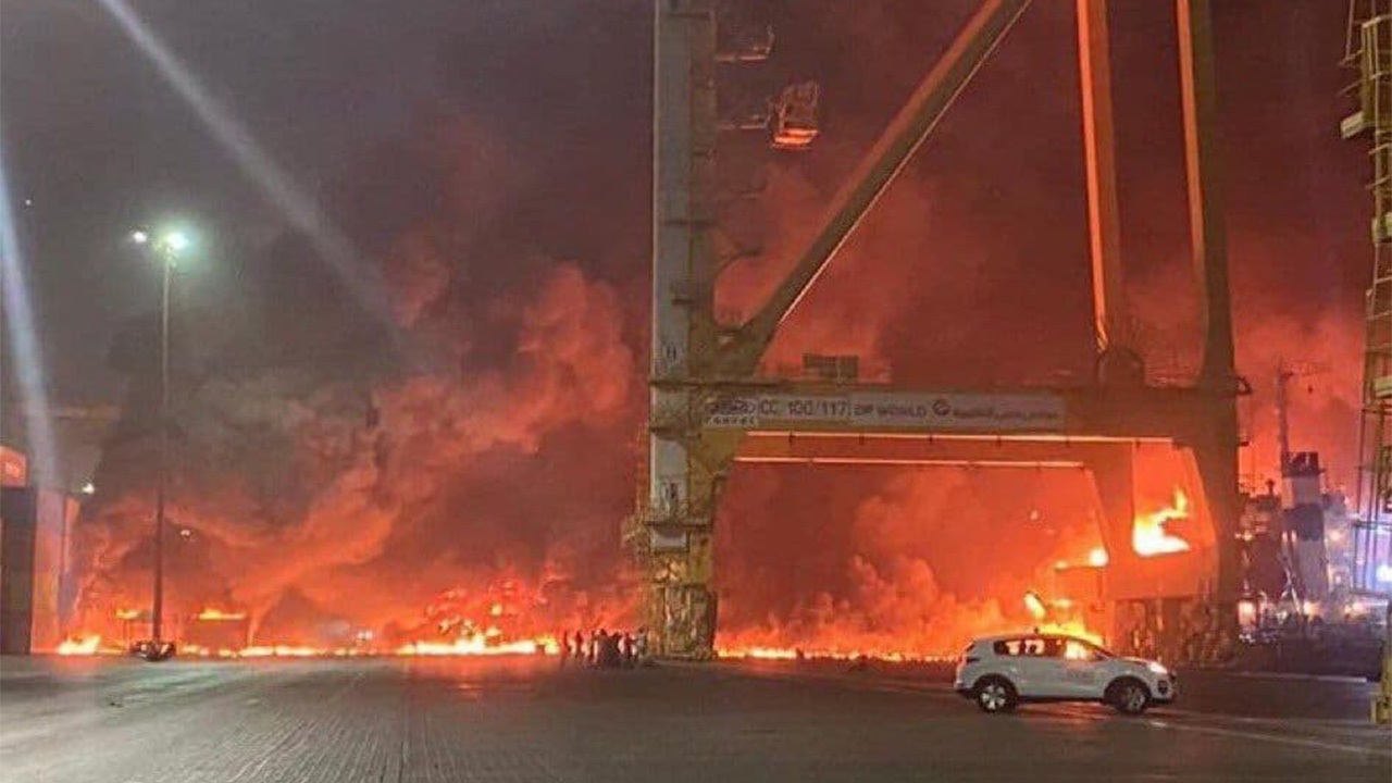 وقوع انفجار در دبی/ انفجار در نفتكشی در بندر جبل على+ عکس و فیلم