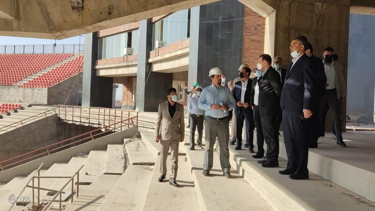 بازدید عزیزی‌خادم از ورزشگاه در حال ساخت مس کرمان