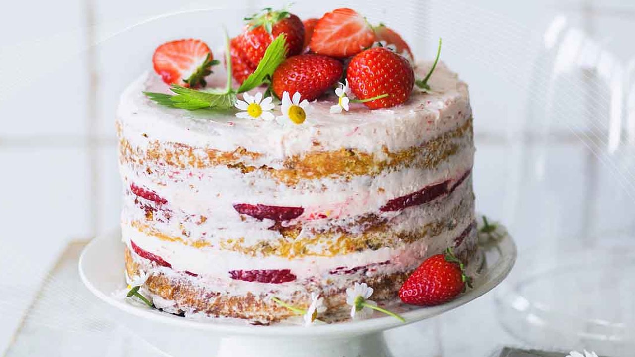 کیک ترد با خامه و توت‌فرنگی + طرز تهیه