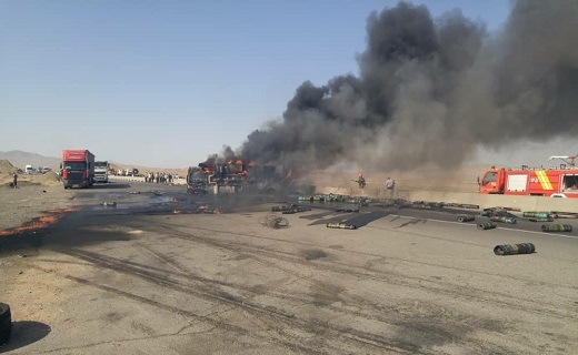 آتش سوزی کامیون در اتوبان ساوه به سلفچگان/۲ تن کشته و مصدوم شدند