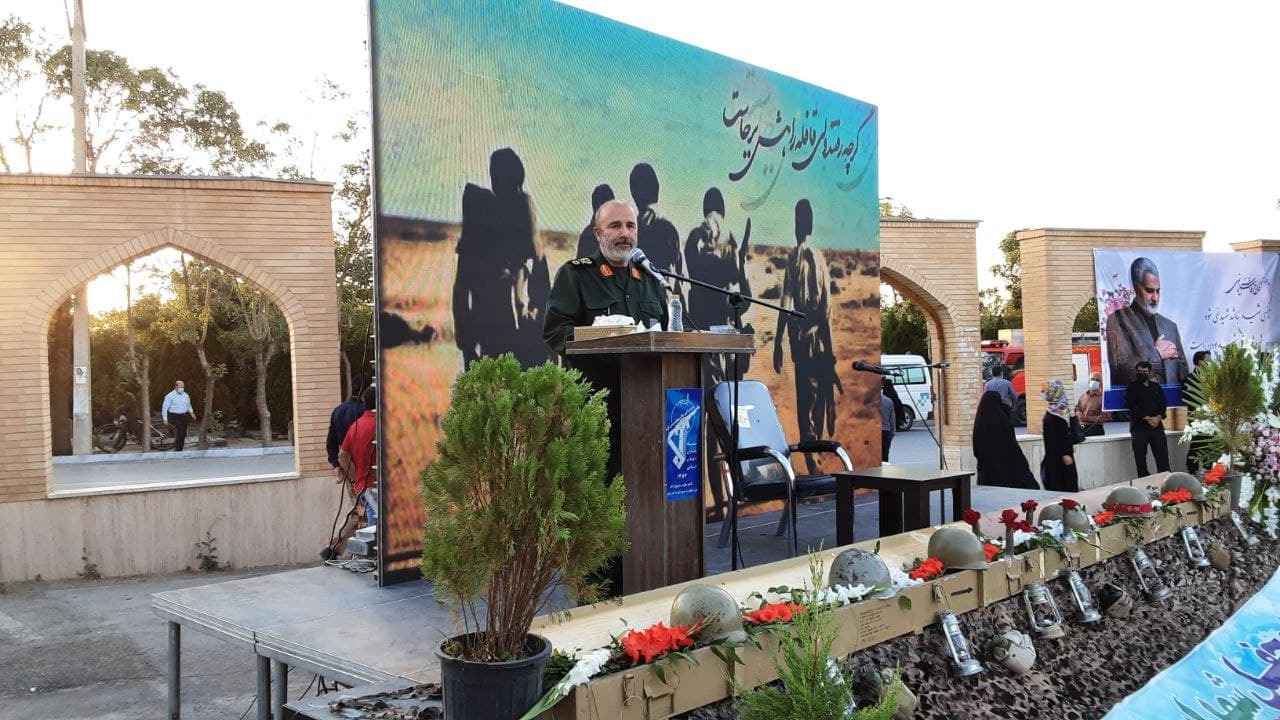 با عزت در مقابل دشمنان ایستادگی خواهیم کرد