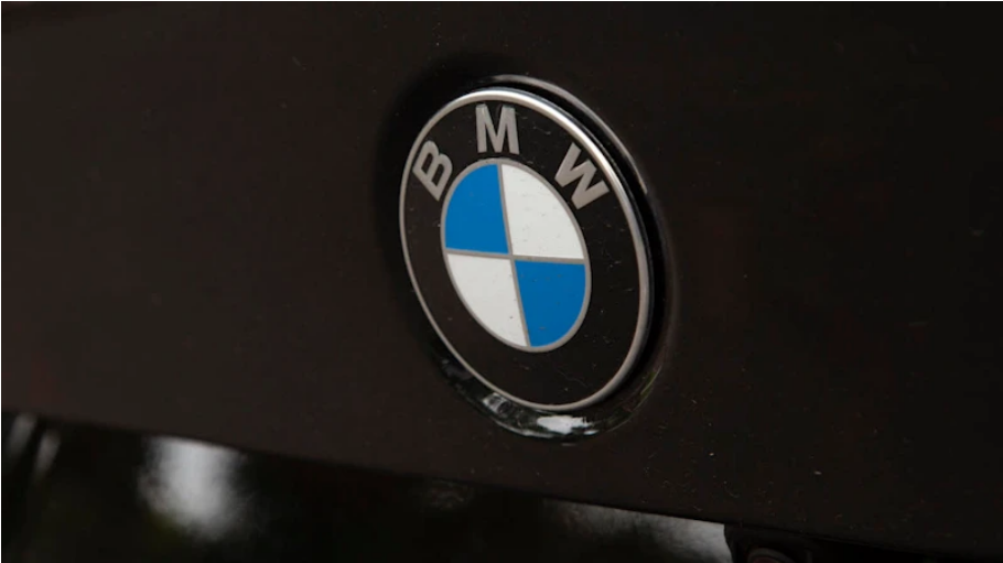 تصویر لوگو بی ام و کمبود تراشه تولیدات شرکت BMW را با اختلال رو به رو کرد