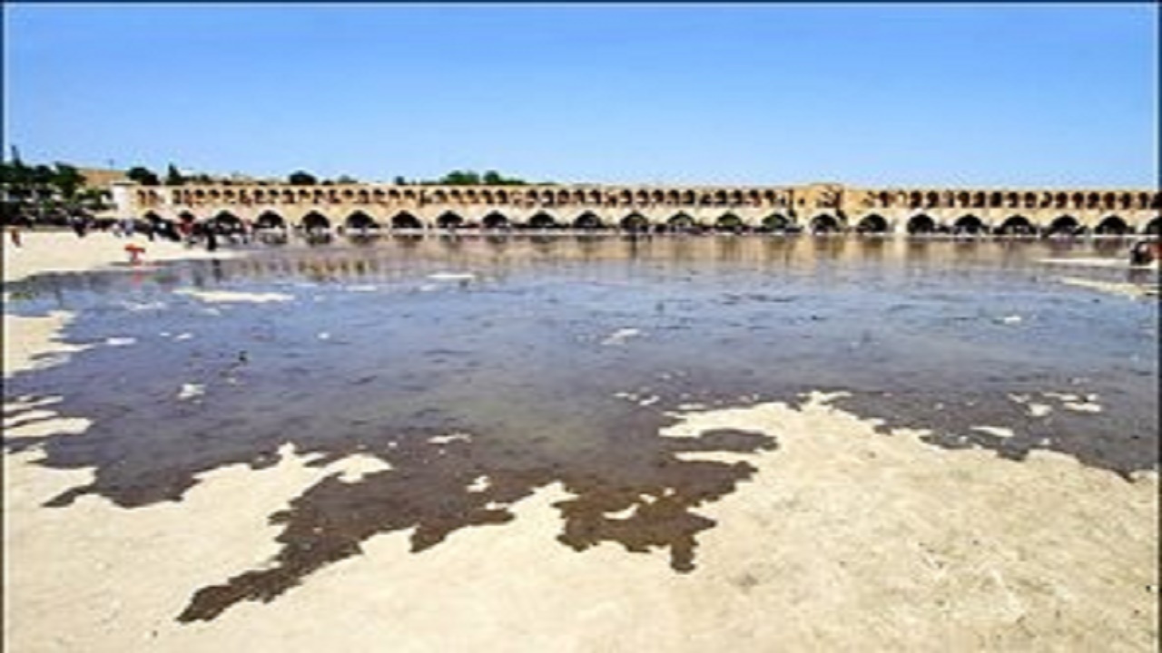 زاینده‌رود در شهر اصفهان جاری می‌شود