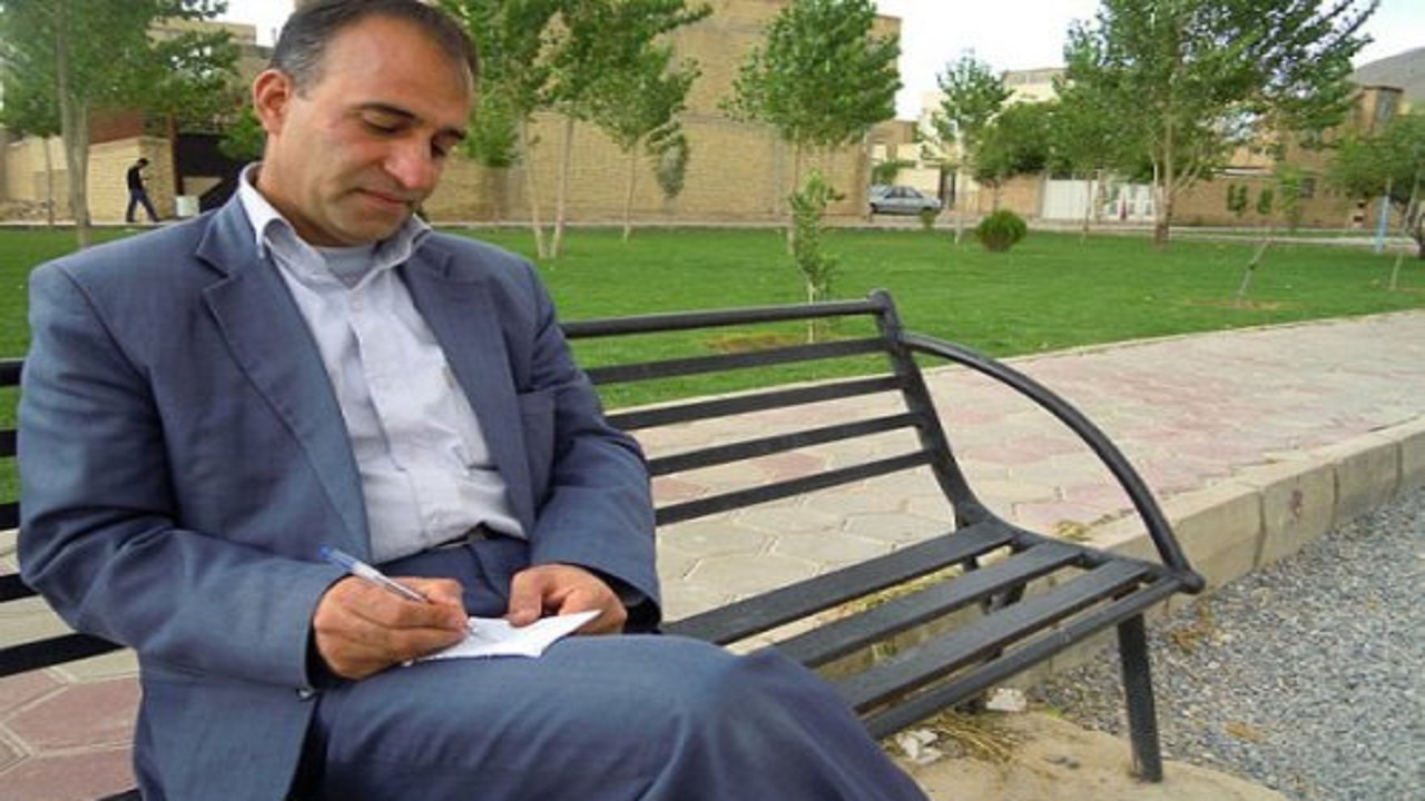 خالق لاله‌های واژگون دیده از جهان فروبست