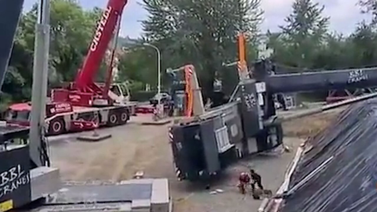 نجات معجزه‌آسای دو کارگر از حادثه سقوط جرثقیل+ فیلم