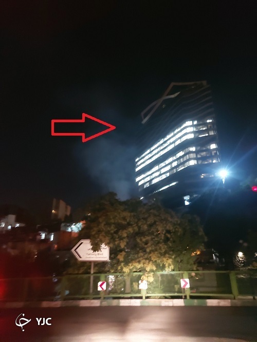 ساختمان در شب روشن