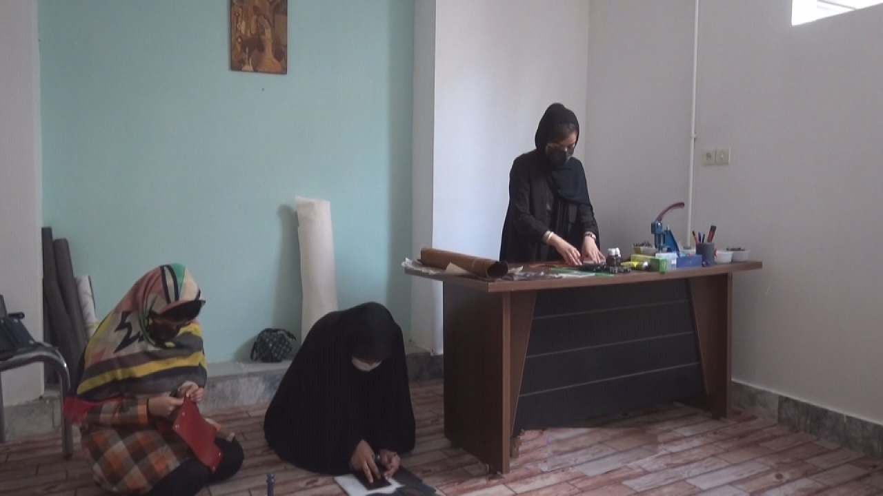 از خانه‌ای کوچک تا همتی بلند/ وقتی نان ۱۰ نفر از کیف‌های چرمی در می‌آید
