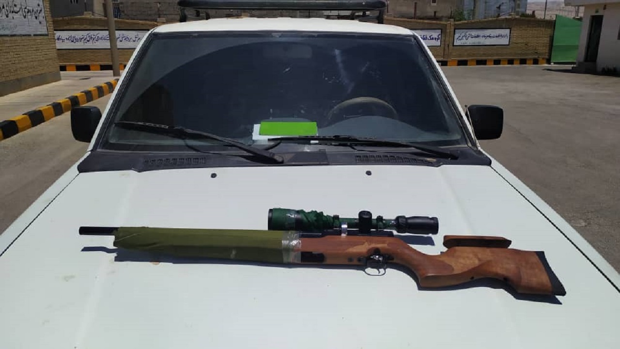 دستبند محیط زیست بر دستان دو شکارچی متخلف در جم