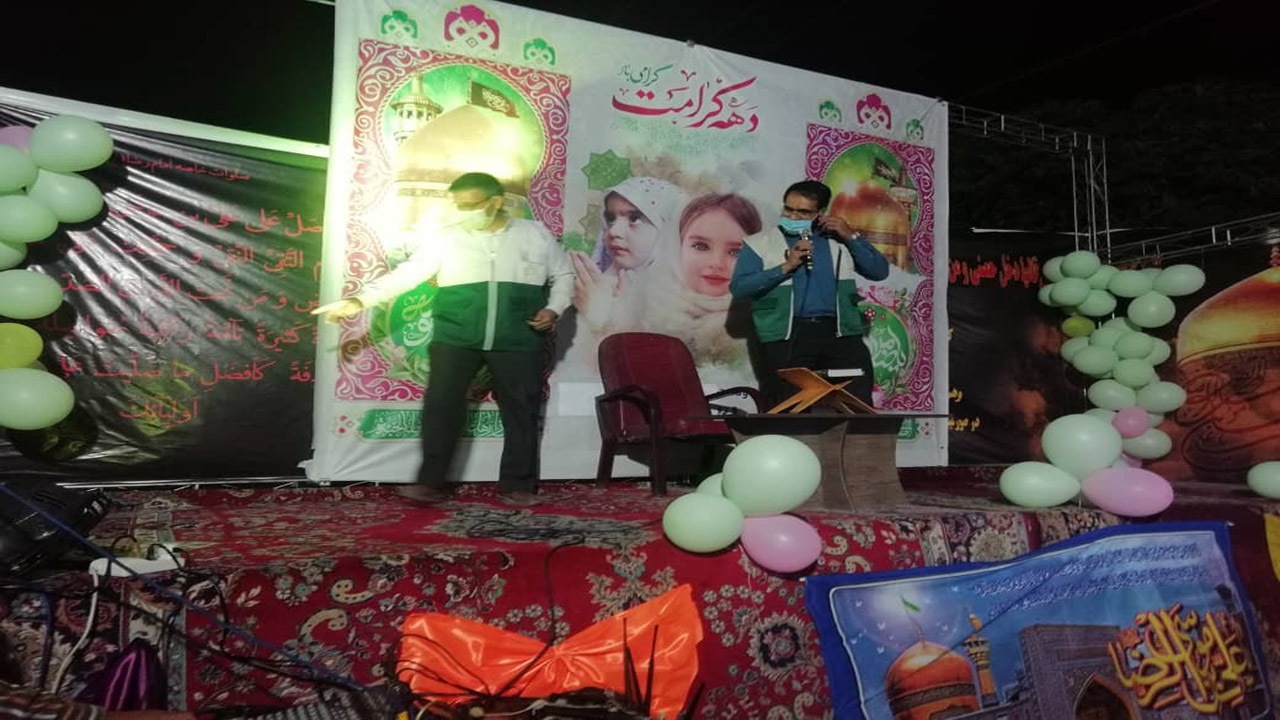 توزیع نمک و نبات تبرکی در بین مردم کرمان
