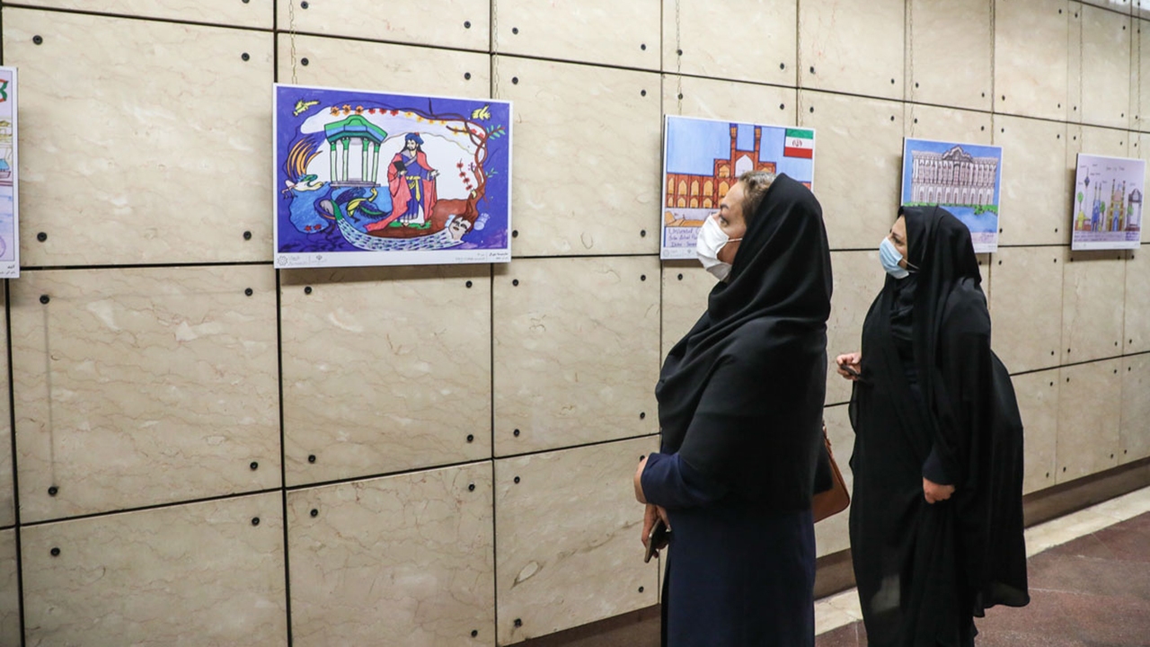 گالری «رنگی از شرق» در ایستگاه مترو نمازی شیراز