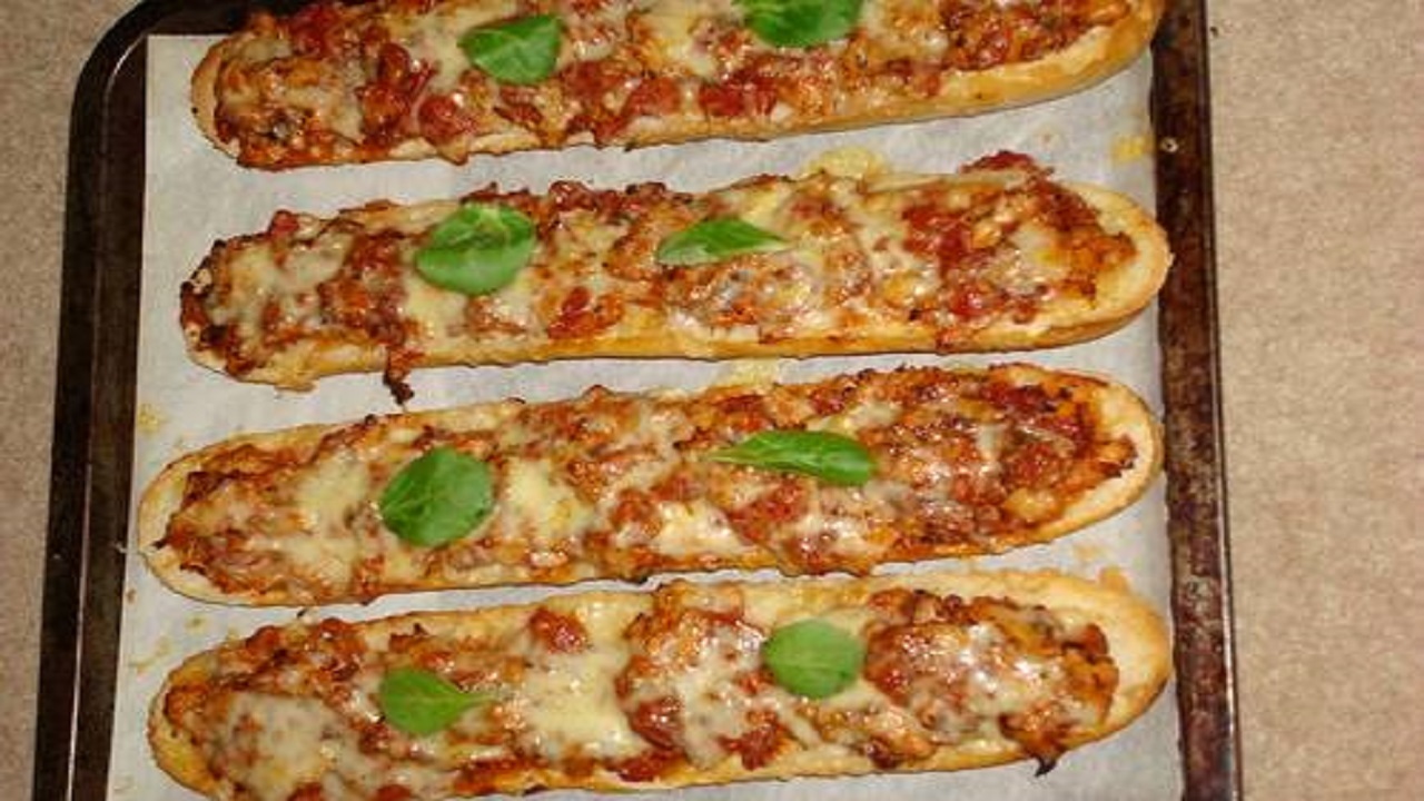 طرز تهیه پیتزا‌ی خوشمزه و آسان با نان باگت