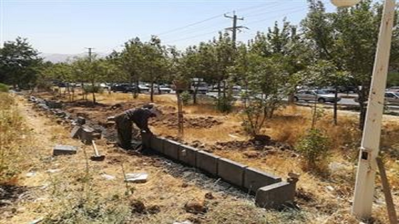 عملیات احداث فضای سبز درشهرک بهاران سنندج آغاز شد