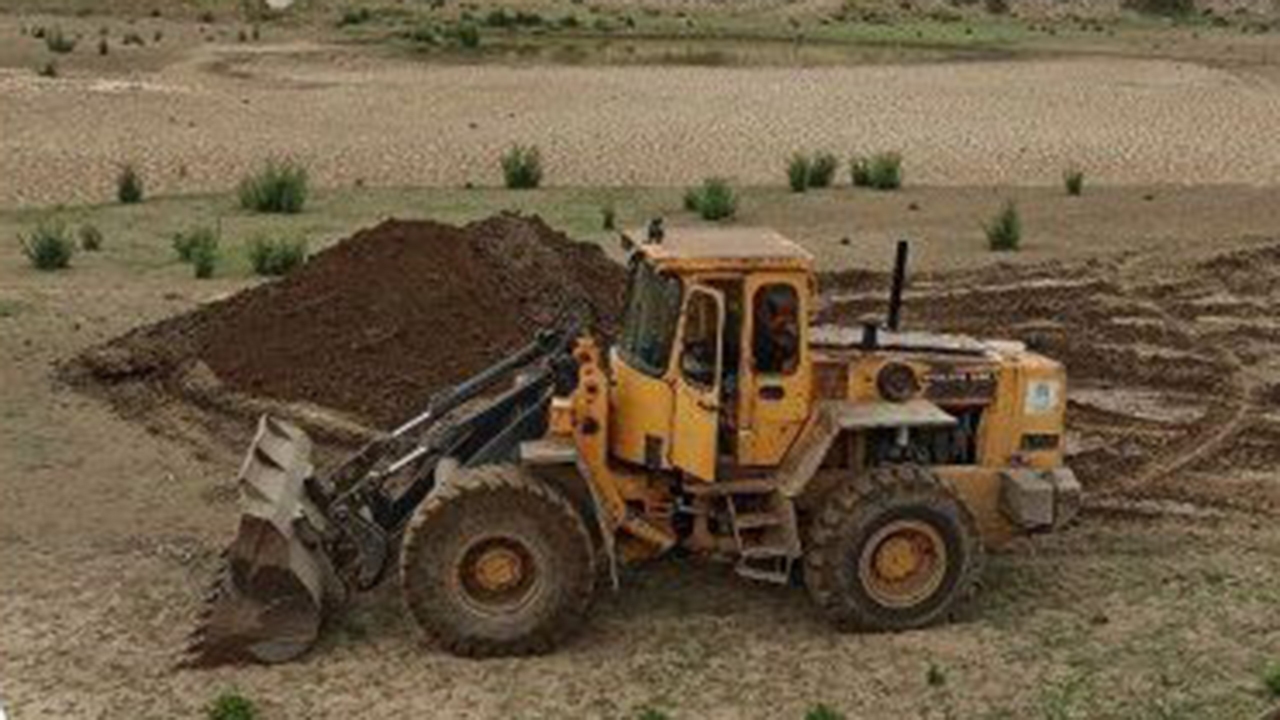 آغاز لایروبی بندخاکی کنترل سیل در آزادشهر