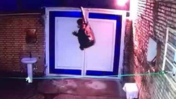 سرقت عجیب گوشی همراه یک مغازه دار + فیلم