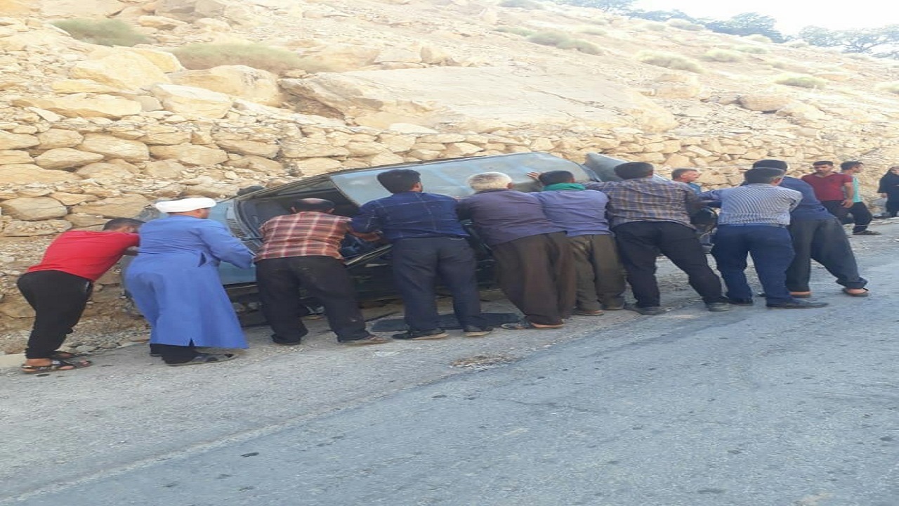 نجات معجزه آسای راننده پراید در جاده تنگ چویل