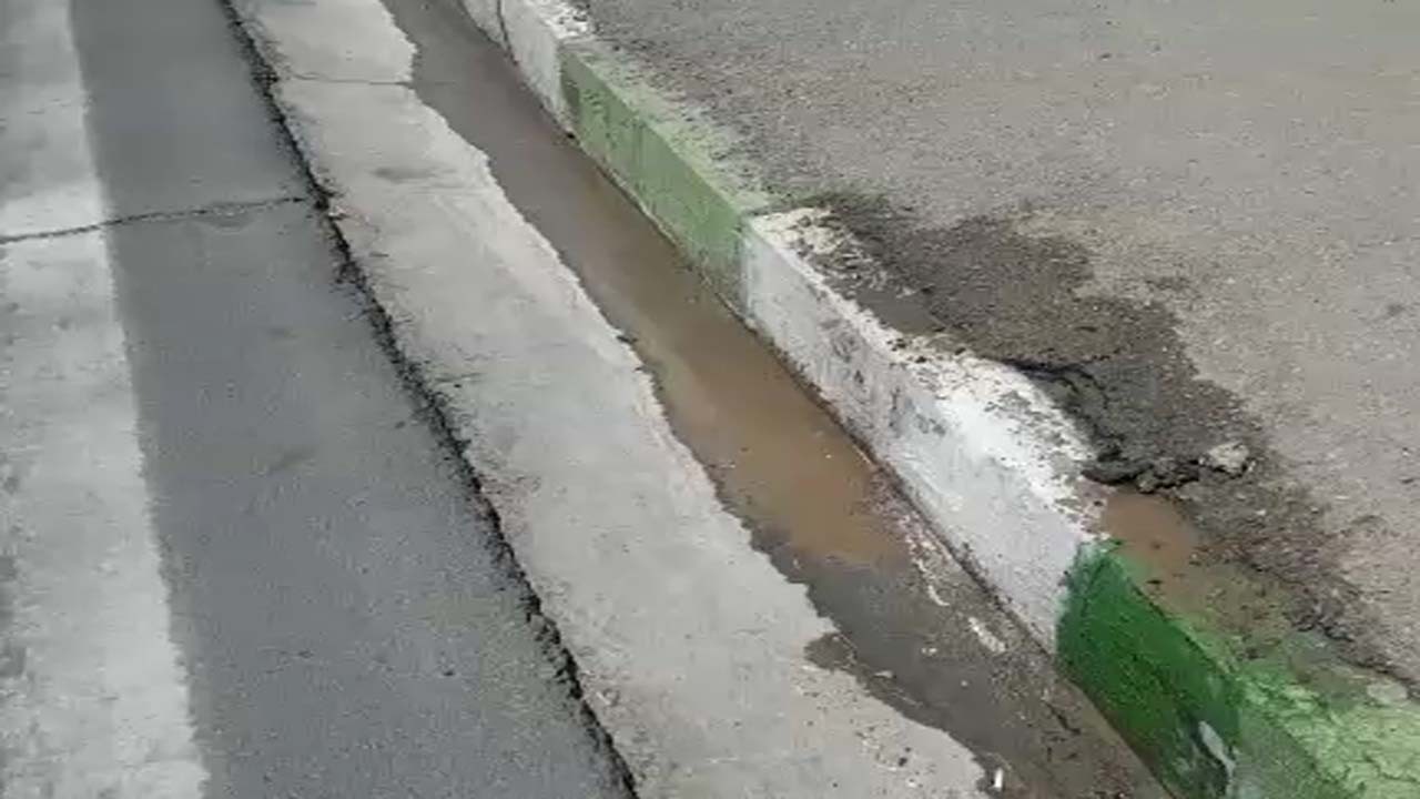 شکستگی لوله و هدررفت آب در محله خانی‌آباد + فیلم