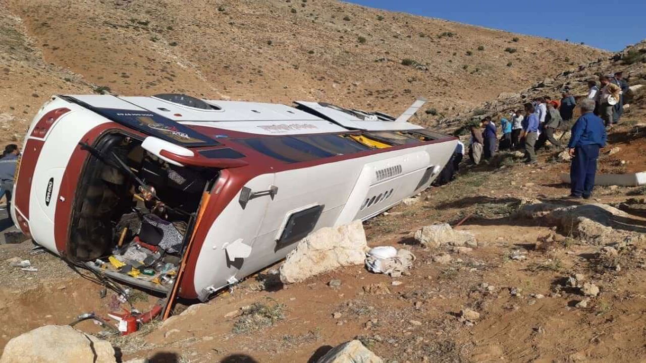 صفر تا صد حادثه مرگبار واژگونی اتوبوس خبرنگاران از زبان دو تن از مجروحان + فیلم