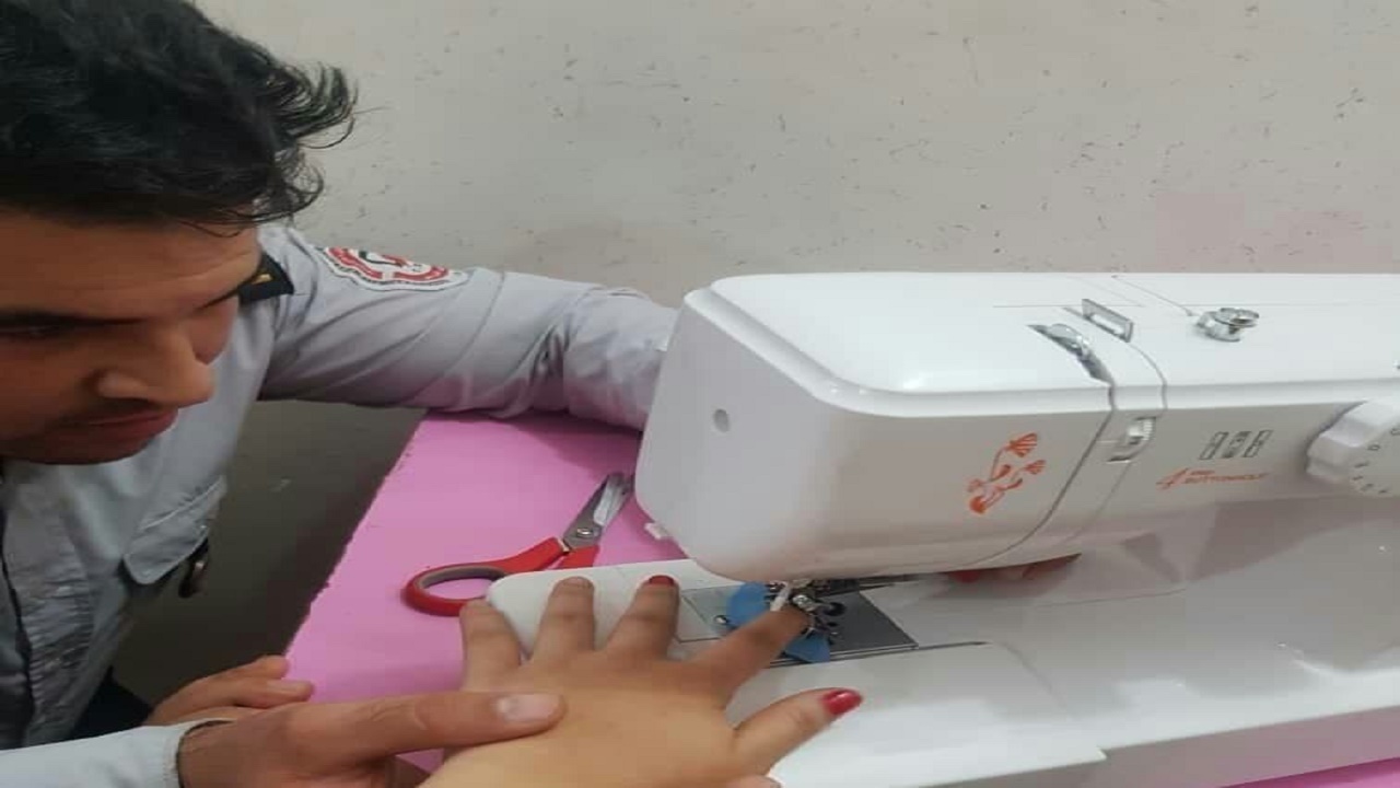 فرو رفتن سوزن چرخ خیاطی در انگشت دختربچه قائمشهری