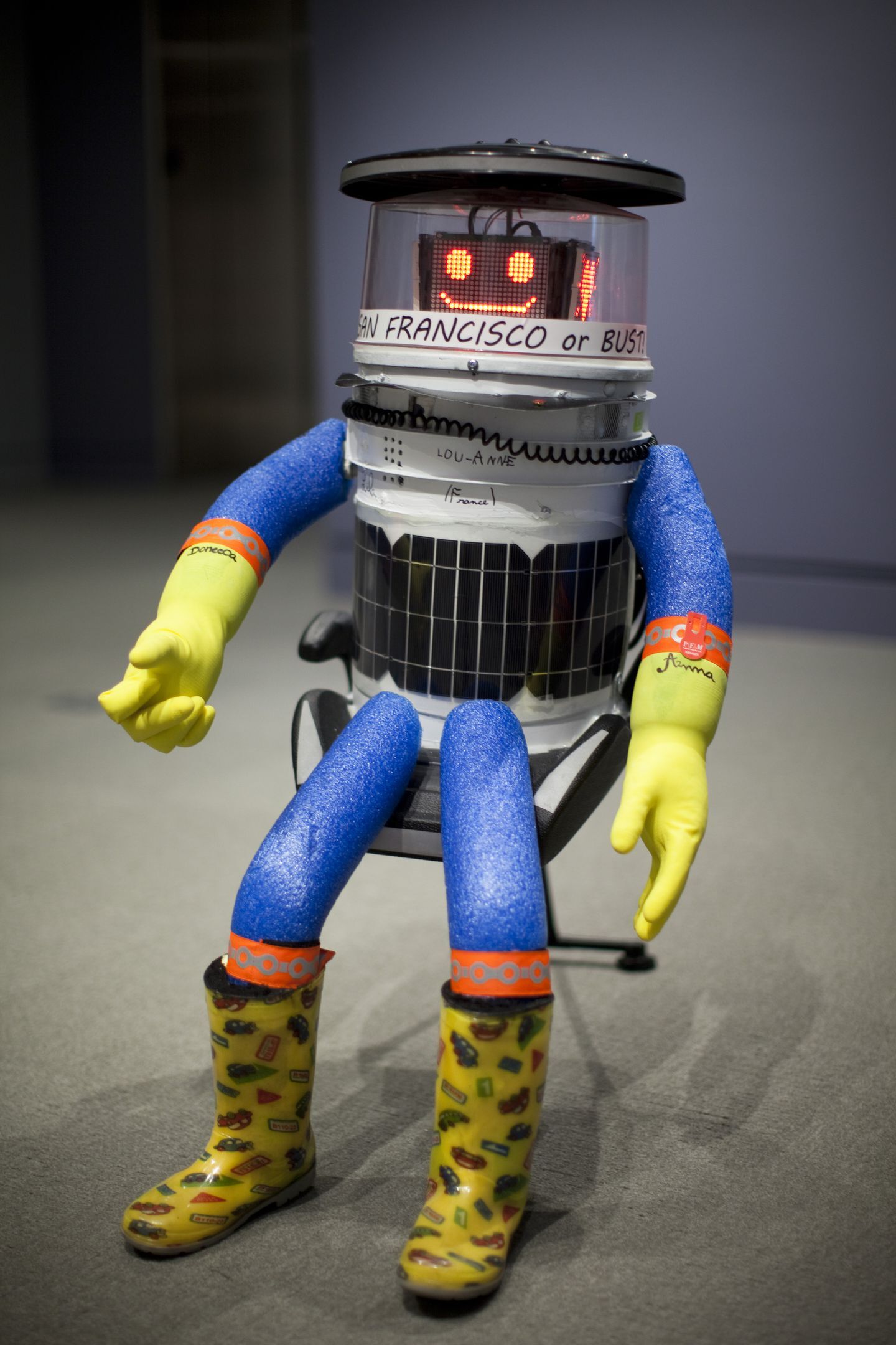 ربات &zwnj;HitchBOT 