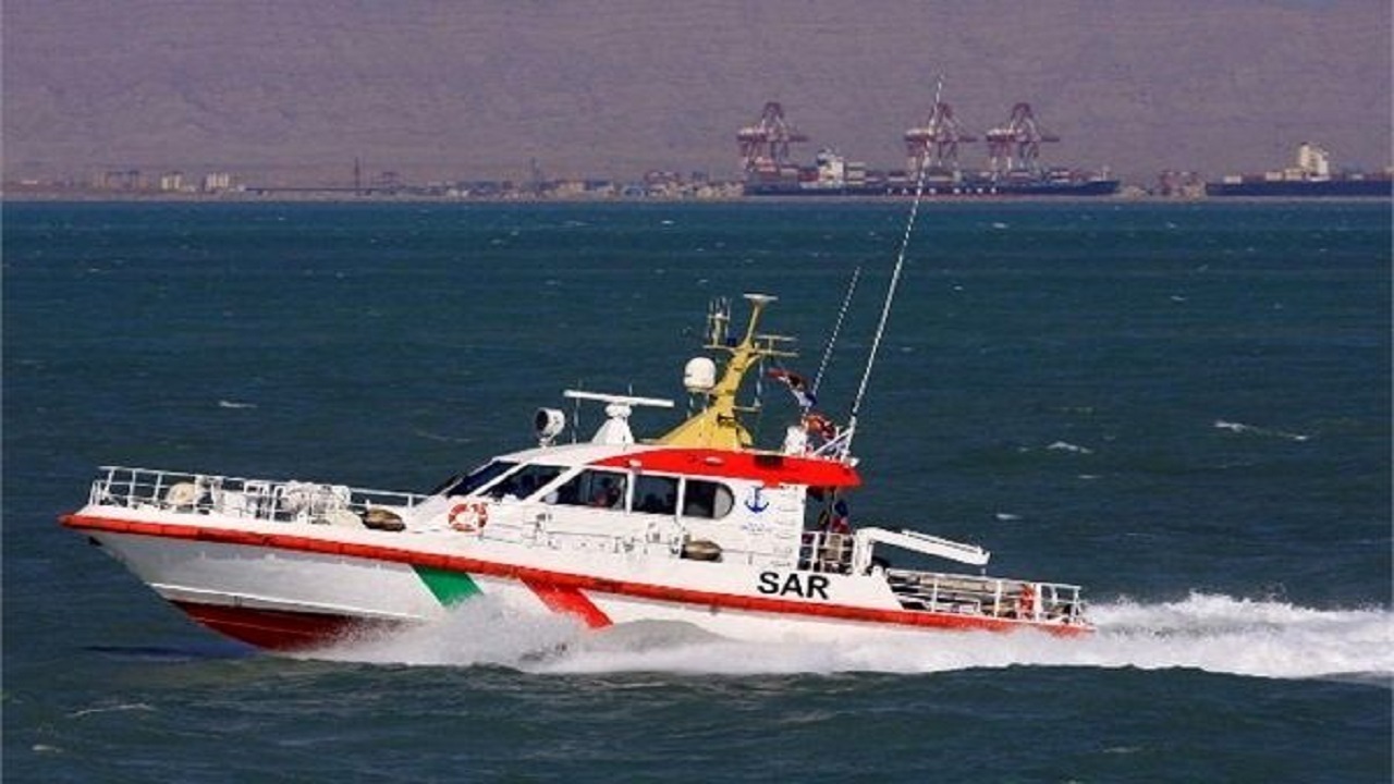 نجات جان خدمه شناور صیادی پس از ۵ شبانه روز سرگردانی در خلیج فارس