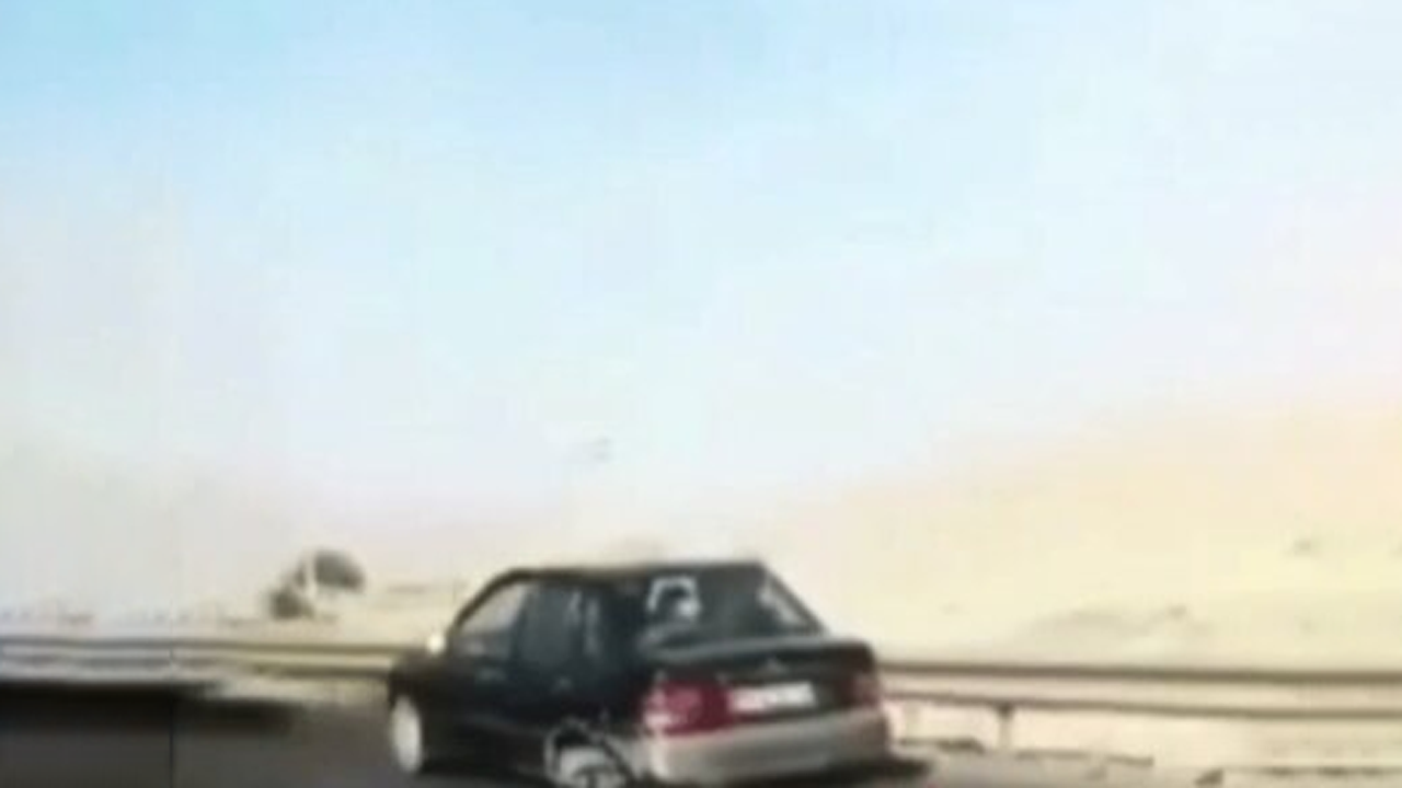 اقدام حیرت آور راننده پراید در بزرگراه + فیلم