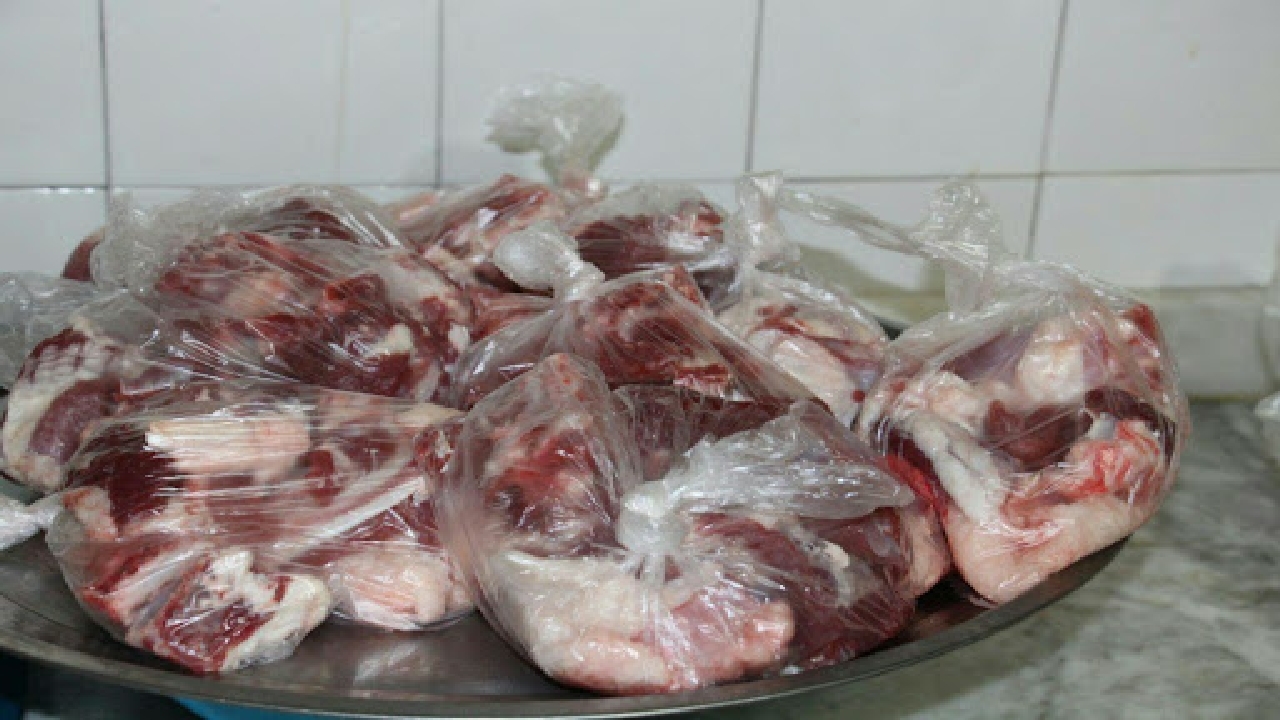 نذورات قربانی در میان مددجویان کمیته امداد توزیع می شود